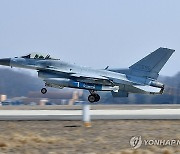 이륙하는 F-16