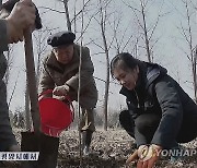 북한 최룡해, 식수절 맞아 중앙식물원 수목원서 식수