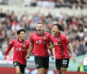 '린가드 교체 출전' 서울, 일류첸코-기성용 연속골 힘입어 2-0 완승...시즌 첫 승전보