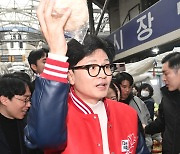 시장 물건 살펴보는 한동훈