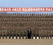 김정은, 항공륙전부대원들과 기념사진…연일 군 훈련 시찰