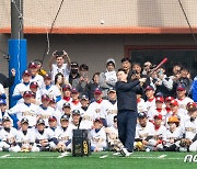 배트 휘두르는 윤석열 대통령