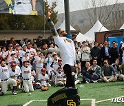 MLB 야구교실 찾은 윤 대통령