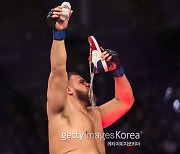 싸우고 신발에 맥주 따라 마실까…UFC 헤비급 투이바사 vs 티부라 한판 대결