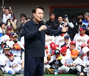 윤 대통령, 김하성 만나 “게임 할 때 보면 타격 너무 잘해”