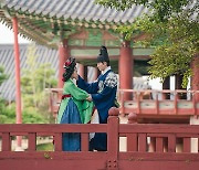 [Drama Tour] Springtime stroll around hanok straight out of 'Red Sleeve'