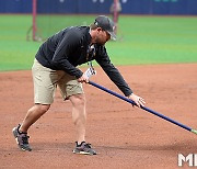 고척돔 그라운드 정비도 MLB에서 직접! [MK포토]