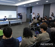 의대 교수 집단 사직 발표하는 방재승 비대위원장