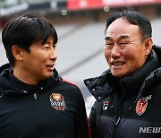 인사 나누는 김기동 FC서울 감독과 김학범 제주 감독