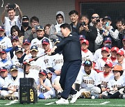 尹, 메이저리그 선수들과 어린이 야구…박찬호에 액자 선물도