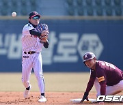 신민재,'위기 끝내는 병살 연결' [사진]