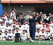 [ST포토] 윤석열 대통령, '티볼 배팅 '