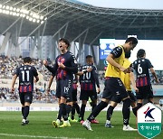 종료 휘슬에 고요해진 대팍... 대구 시즌 첫승 실패, 수원FC와 1-1 무승부