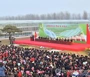 북한 김정은, 딸 주애와 강동종합온실 준공식 참석