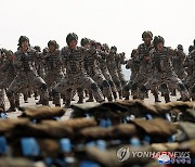 훈련하는 북한 항공육전병부대