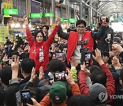 시민들에게 인사하는 한동훈 위원장