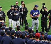 서울 시리즈 앞두고 유소년 야구클리닉