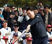 어린이들 앞에서 직접 타격 선보이는 윤석열 대통령