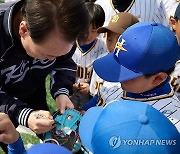 유소년 야구선수들에게 사인해 주는 윤석열 대통령