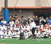 방망이 놓치는 김하성