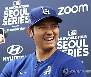 오타니, 아내 질문에도 웃음꽃…축제 같았던 MLB 첫 공개훈련