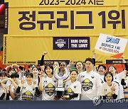 현대건설 기다렸던 1위 세리머니…대한항공은 휴가 중 1위 확정