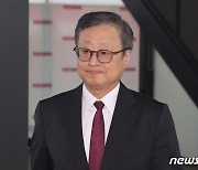 기자회견 나서는 유일준 위원장