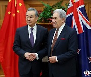 中외교부장, '파이브 아이즈' 뉴질랜드와 "전략적 소통 강화할 것"