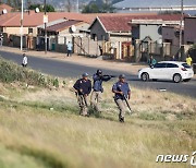 [포토] 남아공 경찰관들, 시위대 해산 위해 '고무탄 발사'