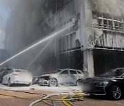 통영 초등학교 화재...550여 명 대피, 건물·차량 피해