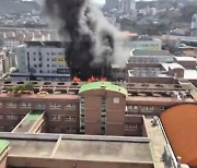 초등학교 화재 '아찔한 순간'...3명 부상·550여 명 대피