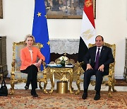 이주민 증가 위험 우려에…EU, 경제난 처한 이집트에 10조원 지원
