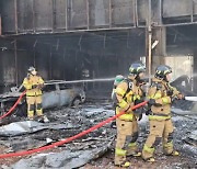 통영 제석초 화재…3명 경상, 건물 반소, 차량 19대 피해 입어