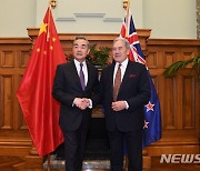 왕이 中외교, 뉴질랜드 찾아 대만·남중국해 입장 피력