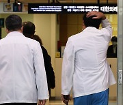 서울의대 교수 "일괄사직"…정부 "의협 간부 면허정지"