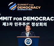 尹 “AI 활용 가짜뉴스, 민주주의 위협… 국제사회 연대해야”