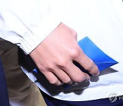 아직 부어 있는 손흥민의 오른손 가운데 손가락