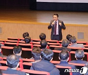 특강하는 김영환 충북지사