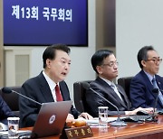 尹 "국민들, 의사 눈치 살펴…단계적 증원 안돼"