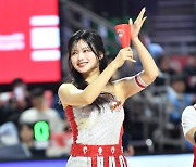 [오늘의 농구장여신] SK 김정원 치어리더 '따뜻한 미소 뒤의 화려한 퍼포먼스'