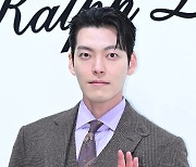 김우빈, 훈훈한 인사 [포토엔HD]