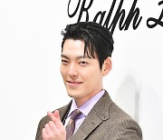 [ST포토] 김우빈, '하트가 너무 작아보여'