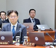 시민사회수석 자리에 앉은 홍보수석