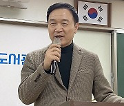 학교 도서관 정책 설명하는 임태희 교육감