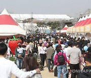 논산시, 딸기 축제 기간 방문객 주차 공간·순환버스 보강