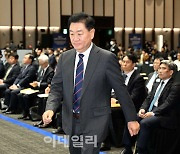 [포토]단상 향하는 한종희 삼성전자 부회장