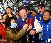 인천 시민들과 셀카 찍는 이재명 대표