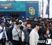 20년 된 아재도, 20살 젊은이도…MLB '직관'에 감격한 야구팬들