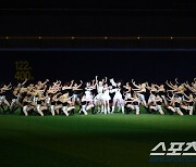 [포토] MLB 개막 1차전 축하공연 나선 에스파