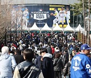 한국에서 처음 열리는 MLB...붐비는 고척스카이돔